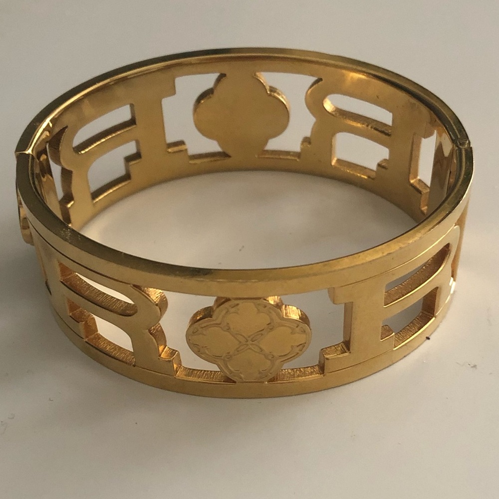 Gold C wonder bangle bracelet with clasp closure